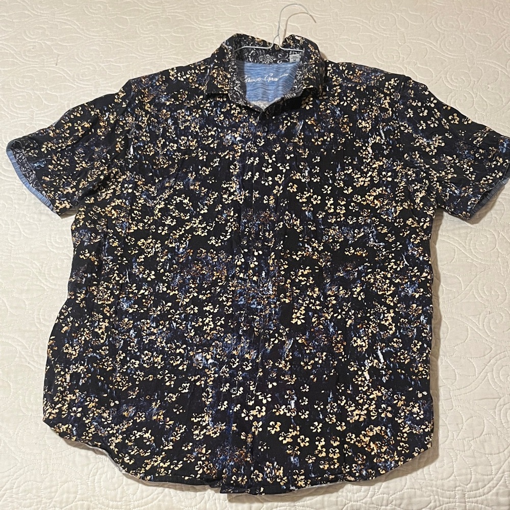 Robert Graham Black and Blue Short Sleeve Floral Shirt. Size M